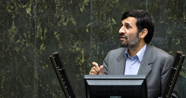Ahmadineyad, durante su rueda de prensa en Kemansah, al oeste de la capital iran&iacute;.