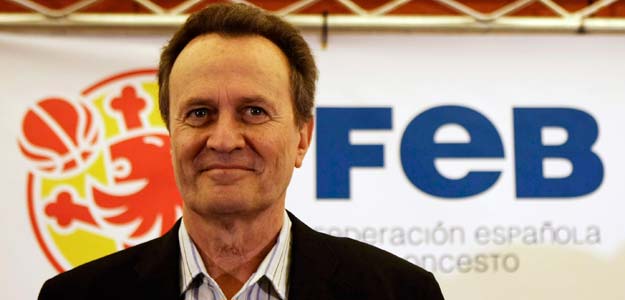 Aíto es partidario de rebajar el entusiasmo para evitar decepciones como la del último Europeo de baloncesto. Aíto es partidario de rebajar el entusiasmo para evitar decepciones como la del último Europeo de baloncesto.
