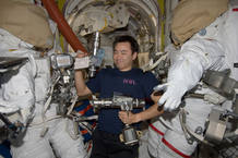 Aki Hoshide preparando los trajes y herramientas necesarias para el paseo espacial
