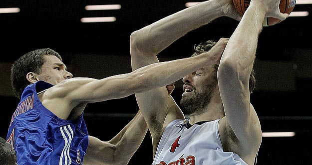 Pau Gasol junto al inglés Oostrum durante el partido del Eurobasket que ha enfrentado a las selecciones de España y Gran Bretaña. Pau Gasol junto al inglés Oostrum durante el partido del Eurobasket que ha enfrentado a las selecciones de España y Gran Bretaña.