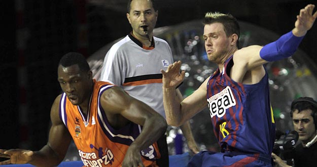 El ala-p&iacute;vot estadounidense del Barcelona Regal Judson Wallace (d) intenta robar un bal&oacute;n al jugador del Valencia Basket Florent Pietrus en el segundo encuentro de las semifinales.