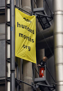 Alain Robert coloca un cartel en el edificio Lloyds, al que ha escalado durante una de las protestas Alain Robert coloca un cartel en el edificio Lloyds, al que ha escalado durante una de las protestas