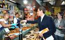 El candidato de Ciutadans a la Generalitat, Albert Rivera, durante su visita esta ma&ntilde;ana al mercado de Nou Barris de Barcelona