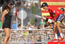 Alberto contador celebra su victoria en la Vuelta a Espa&ntilde;a 2012