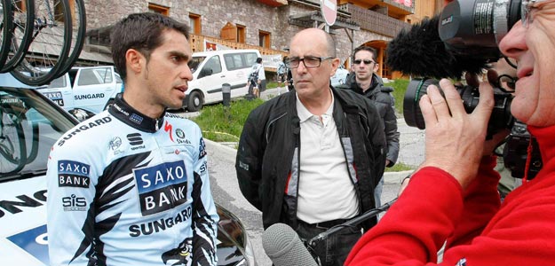 Alberto Contador habla con los medios durante su preparaci&oacute;n para el Tour en los Alpes franceses.