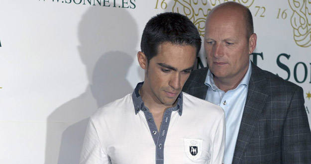 Alberto Contador, en una imagen de archivo, apoyado por el director de su equipo Bjarne Riis. Alberto Contador, en una imagen de archivo, apoyado por el director de su equipo Bjarne Riis.