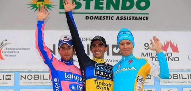 Alberto Contador en el podio de la Milán- Turín Alberto Contador en el podio de la Milán- Turín