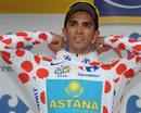 Alberto Contador se viste con el maillot de topos de l&iacute;der de la monta&ntilde;a