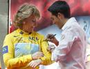El ciclista espa&ntilde;ol firma un aut&oacute;grafo en el maillot amarillo a la presidenta de la Comunidad de Madrid, Esperanza Aguirre.