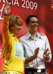 Contador, junto a la presidenta de la Comunidad de Madrid, Esperanza Aguirre, durante la recepci&oacute;n ofrecida con motivo de su victoria en el Tour de Francia.