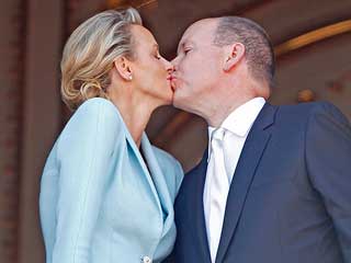 Ver v&iacute;deo  'Alberto de M&oacute;naco y Charlene se casan en una boda civil'