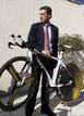 N&uacute;&ntilde;ez Feijoo prob&oacute; una bicicleta del equipo ciclista Froiz en su visita las instalaciones de la empresa Froiz en Poio.