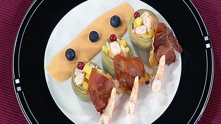 Alcachofas rellenas de langostinos en salsa de salmorejo a la miel