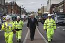 El alcalde de Londres, Boris Jhonson, visita el barrio de Tottenham donde comenzaron los disturbios.