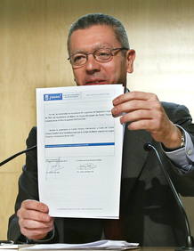 El alcalde de Madrid, Alberto Ruiz-Gallard&oacute;n, muestra el documento que trasladar&aacute; al pleno municipal para aprobar que Madrid se presente a los JJOO de 2020.