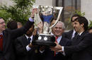 El alcalde de Madrid, Ruiz Gallardon, levana la Copa de la Liga con el equipo del Real Madrid