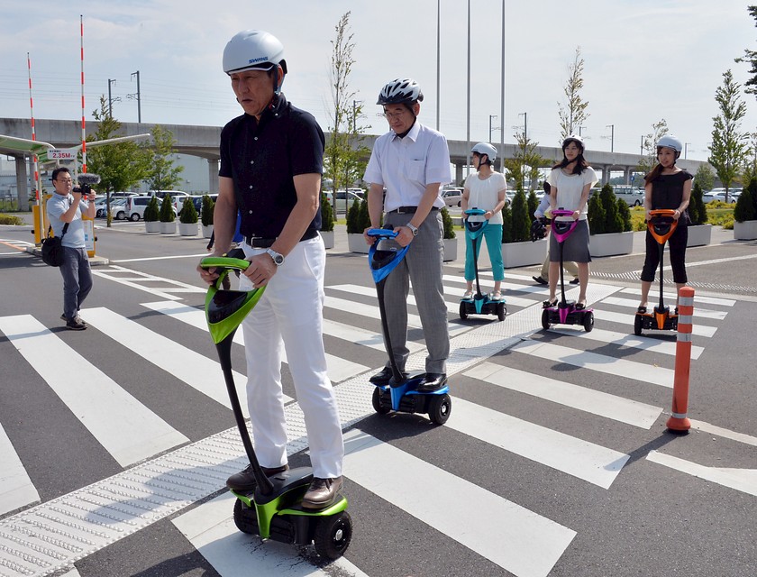 Un alcalde en patinete
