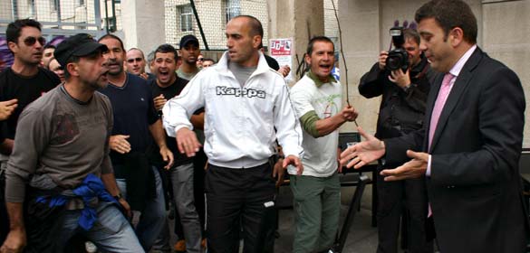 El alcalde de Ponferrada, Carlos L&oacute;pez Riesco, ante el piquete de mineros