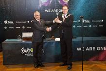 Los alcaldes de Malmö y de Bakú durante el traspaso de la llave de Eurovisión Los alcaldes de Malmö y de Bakú durante el traspaso de la llave de Eurovisión