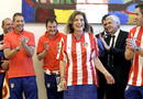 La alcaldesa de Madrid, Ana Botella (c), con la camiseta del Atl&eacute;tico de Madrid
