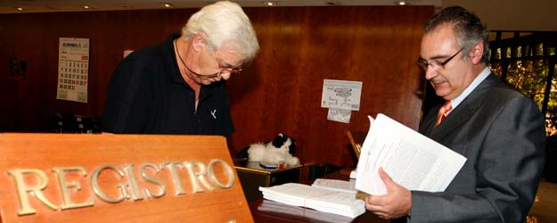 Felipe Juanas Blanco, el procurador del Gobierno Vasco en el momento de hacer entrega en el registro general del Tribunal Constitucional de sus alegaciones a los recursos presentados por el Ejecutivo central y por el PP contra la Ley de Consulta.