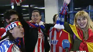 Ver v&iacute;deo  'Alegr&iacute;a desbordada de colchoneros a su llegada a Barajas'