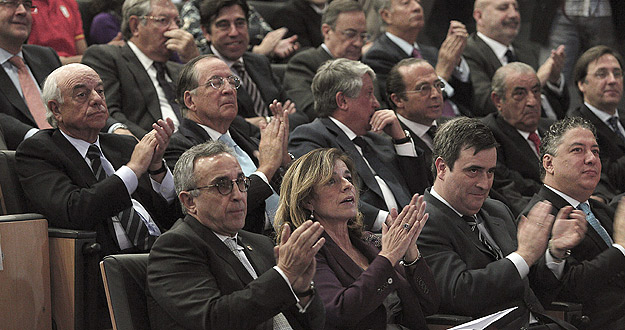 Alejandro Blanco, presidente del COE y de la candidatura de Madrid 2020, junto a alcaldesa de Madrid, Ana Botella, y al secretario de Estado para el Deporte, Miguel Cardenal (2d, abajo). Detr&aacute;s, patrocinadores de la candidatura Madrid 2020.