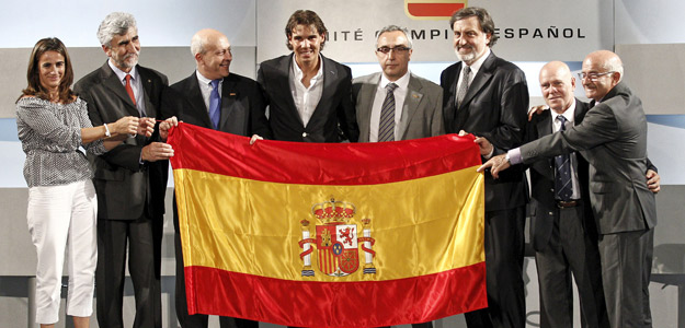 Alejandro Blanco, presidente del COE, junto a Nadal en el acto de entrega de la bandera española Alejandro Blanco, presidente del COE, junto a Nadal en el acto de entrega de la bandera española