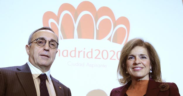 Alejandro Blanco (i), presidente del Comit&eacute; Ol&iacute;mpico Espa&ntilde;ol y de la oficina Madrid 2020, y Ana Botella, alcaldesa de Madrid, con el logotipo de la candidatura.