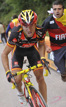 Alejandro Valverde asciende el m&iacute;tico Angliru en la Vuelta Ciclista a Espa&ntilde;a.