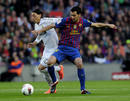 El alem&aacute;n Mesut &Ouml;zil pugna en el centro del campo un bal&oacute;n con Sergio Busquets