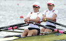 Las alemanas Anja Noske (i) y Lena Mueller participan en la semifinal de doble scull ligero femenino de los Juegos Ol&iacute;mpicos 2012 de Londres, en Dorney, Reino Unido.