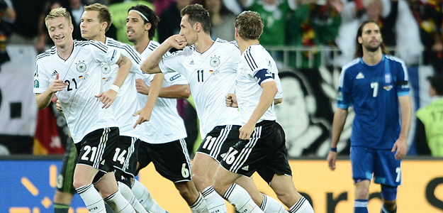 Alemania celebra el gol de Klose.