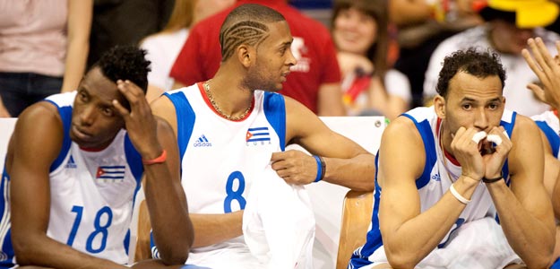 Los jugadores cubanos lamentan la derrota contra Alemania en el Preol&iacute;mpico