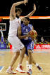El alero de la selecci&oacute;n francesa Nicolas Batum (d) entra a canasta defendido por el p&iacute;vot de la selecci&oacute;n espa&ntilde;ola Marc Gasol, durante el partido de la final del Europeo 2011 de baloncesto que se disputa esta noche en Kaunas (Lituania).