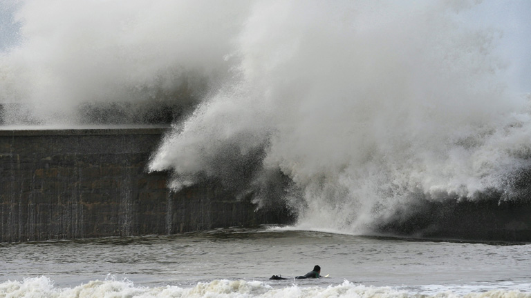 Alerta roja en la costa gallega por olas que podr&iacute;an superar los nueve metros