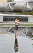 Un hombre sostiene a un ni&ntilde;o en brazos en Madrid Rio en un dia en el que las temperaturas alcanzaban los 43 grados