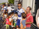 Ni&ntilde;os junto a Alessandro Pettacchi