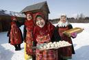 Alevtina Byagisheva, Ekaterina Shklayeva, Zoya Dorodova y Granya Baisarova ense&ntilde;an una de sus riqu&iacute;simas empanadillas.