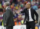 Alex Ferguson y Pep Guardiola, entrenadores de Manchester y Bar&ccedil;a, dando instrucciones a sus jugadores.