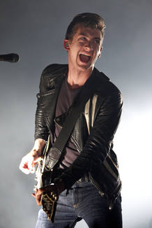 Alex Turner durante su actuaci&oacute;n esta noche en el Palacio de los Deportes de Madrid