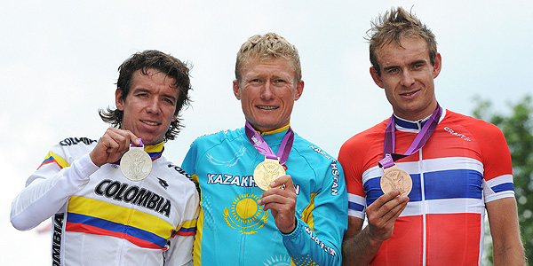 Alexandre Vinokourov escoltado por Rigoberto Uran y Alexander Kristoff en el podio de Londres. Alexandre Vinokourov escoltado por Rigoberto Uran y Alexander Kristoff en el podio de Londres.