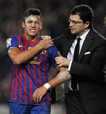 Alexis deja el campo acompañado del doctor Pruna después de sufrir una lesión en el hombro. Alexis deja el campo acompañado del doctor Pruna después de sufrir una lesión en el hombro.