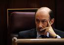 Alfredo P&eacute;rez Rubalcaba, con gesto serio y sin perder detalle del discurso del futuro presidente del Gobierno.