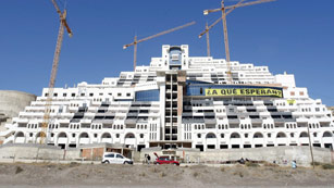 Ver v&iacute;deo  'El Algarrobico declarado ilegal por el Supremo por estar en espacio p&uacute;blico protegido'