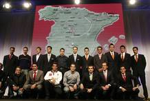 Algunos de los ciclistas que participar&aacute;n en la Vuelta a Espa&ntilde;a 2008 posan frente al mapa de las etapas, en la ceremonia de presentaci&oacute;n de la gran ronda espa&ntilde;ola, celebrada el pasado diciembre.