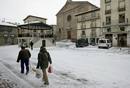 Algunos vecinos pasean por las calles de la localidad burgalesa de Pradoluengo