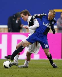 Hleb (izqd.), ex jugador del Bar&ccedil;a, en un partido con el Stuttgart