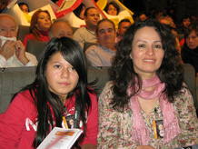Alison (i) mira a su hermana Evelyn y Janet (i) a su hija Janet en el sorteo