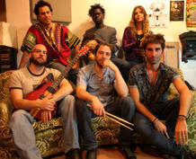 alma-afrobeat-nacio-en-2003-en-la-ciudad-de-chicago-bajo-el-liderazgo-del-guitarrista-aaron-feder-con-el-objetivo-de-rendir